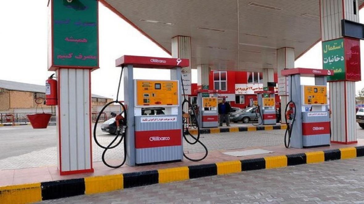 انجام فرآیند سوخت گیری خودروها توسط کارکنان جایگاه سوخت انجام فرآیند سوخت گیری خودروها توسط کارکنان جایگاه سوخت