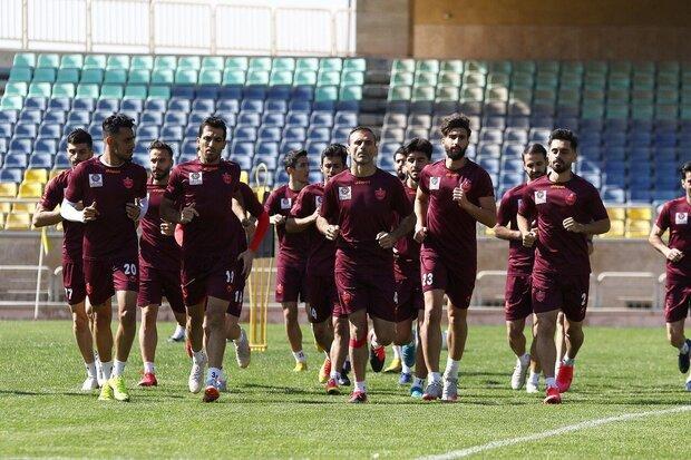 حضور پیشکسوت پرسپولیس در جلسه تمرینی این تیم حضور پیشکسوت پرسپولیس در جلسه تمرینی این تیم